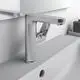 Waschtischarmatur aus Chrom von Ideal Standard, modernes Design mit flachem Auslauf und Seitengriff, montiert auf einem weißen Waschbecken.
